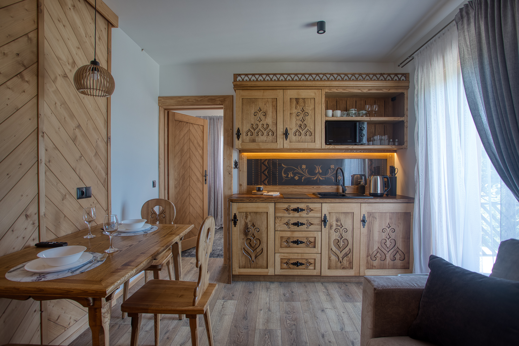 Rzeźbiona drewniana kuchnia w apartamencie