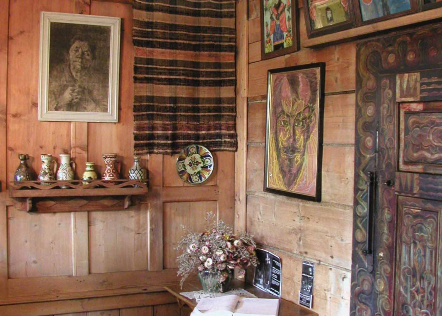 Wnętrze Muzeum Jana Kasprowicza na Harendzie z obrazami i rzeźbionymi meblami