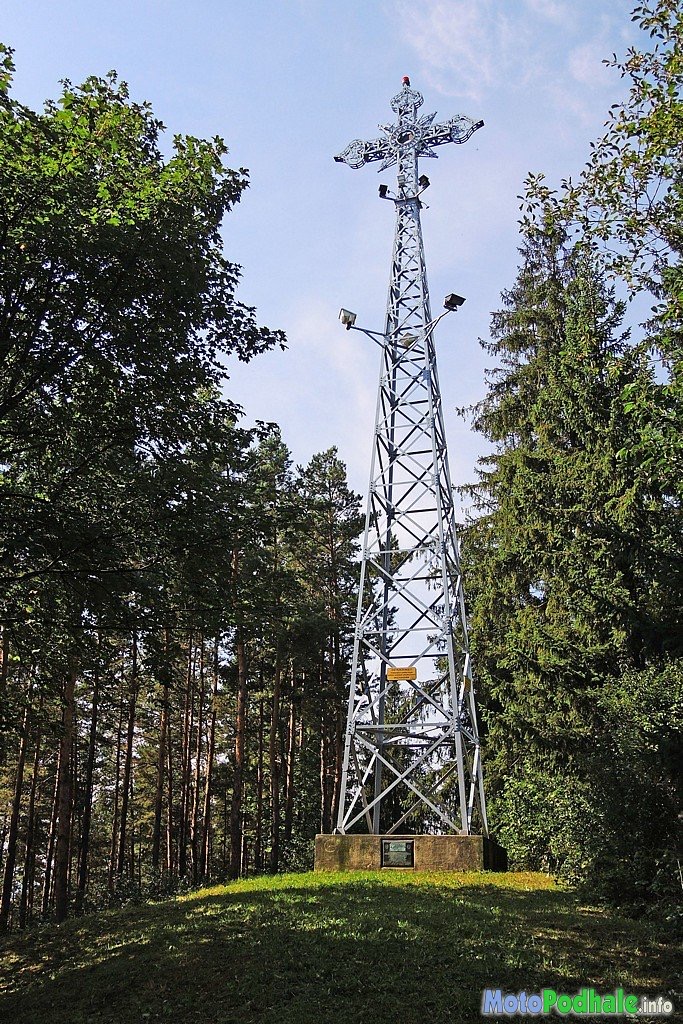 Krzyż Milenijny na wzgórzu Ranisberg w otoczeniu lasu