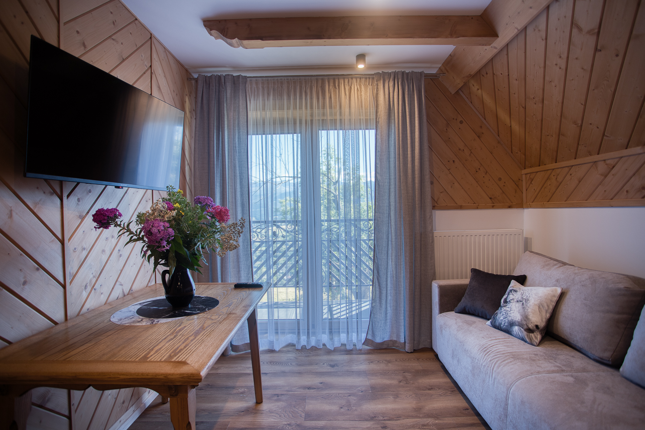 Salon apartamentu z kominkiem