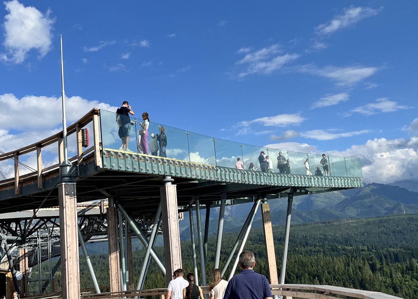 Drewniana ścieżka widokowa SkyWalk w Poroninie ponad polaną