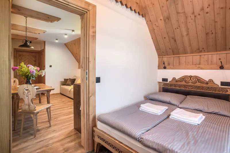 Przejście z sypialni do salonu w apartamencie na poddaszu