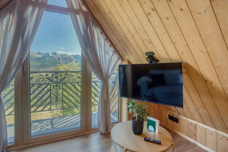 Sypialnia z wyjściem na balkon i widokiem na Tatry