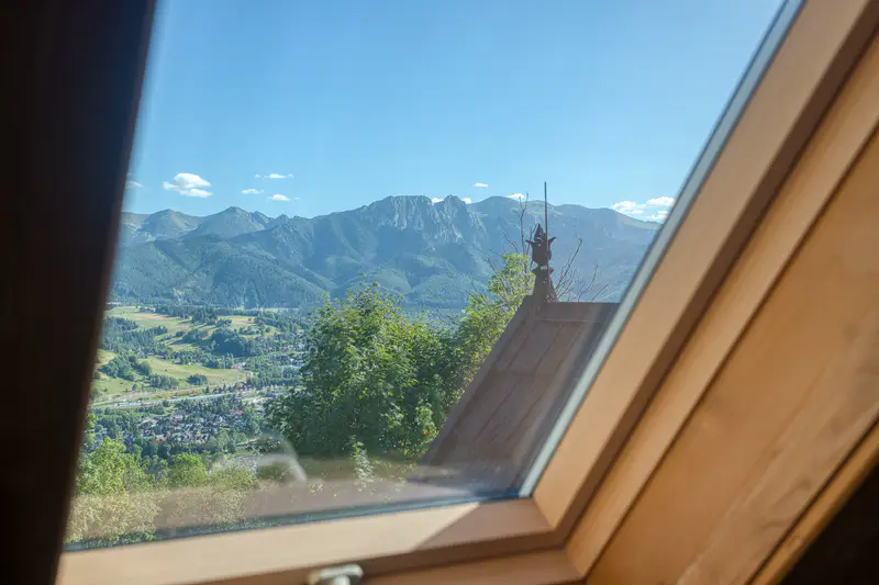 Widok na Tatry przez okno dachowe apartamentu